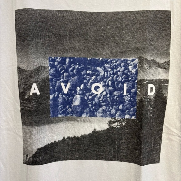 White AVOID Graphic T-Shirt Men’s Medium Mountain Landscape Blue Rock Streetwear - Picture 3 of 6